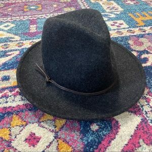 Universal Threads woman’s felt Fedora hat Grey